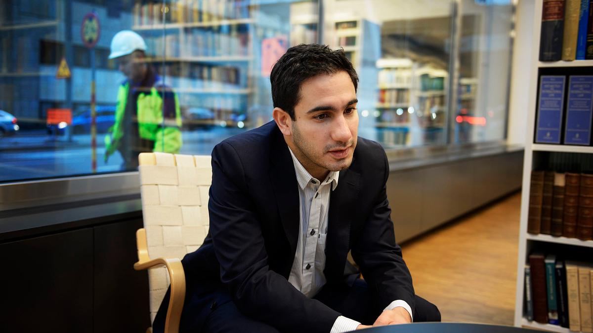 Civilminister Ardalan Shekarabi (S) menar att det inte är förenligt med folkviljan att före detta toppolitiker lyfter statsrådspension samtidigt som man kvitterar ut höga vinster i egna bolag. (TT)