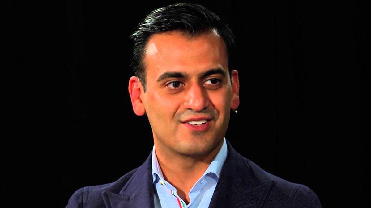 Emad Zand får ett toppjobb på Peter Carlssons batterifabrik. (Skärmdump från Youtube)