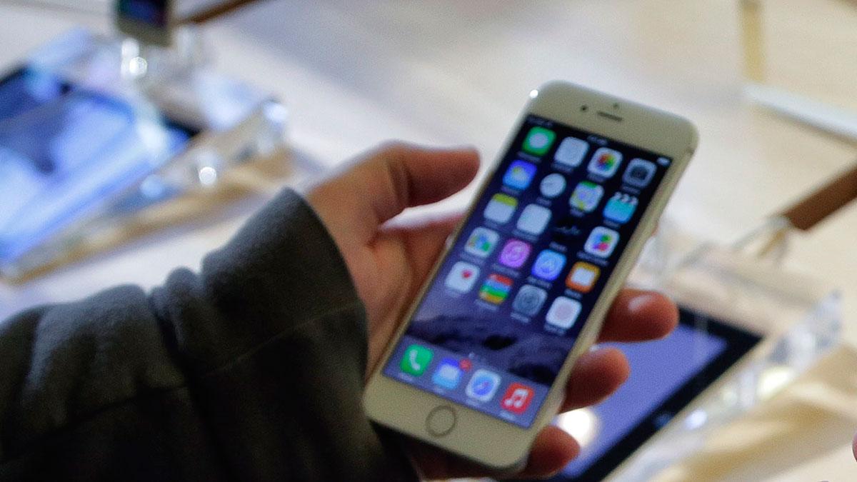 Tycker du som är vänsterhänt att din Iphone har taskig täckning? Det är helt korrekt - mobilen är i första hand producerad för högerhänta. (TT)