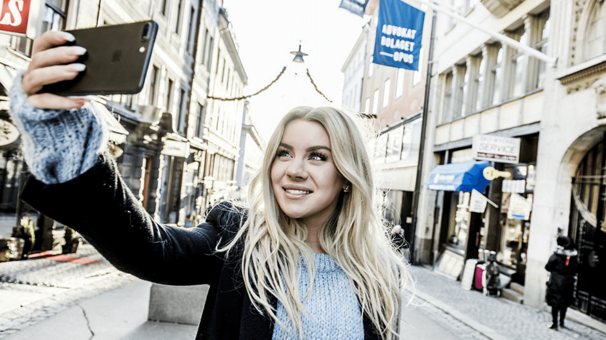 Influencers omsätter miljoner. Vad är det värt för företagens varumärken att synas i deras kanaler? (Foto: TT)