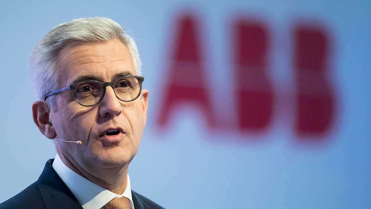 ABB bekrfätar nu på morgonen att japanska Hitachi köper Power Grids. Prislappen är nära på 100 miljarder svenska kronor. På bilden syns ABB:s chef Ulrich Spiesshofer. (Foto: TT)