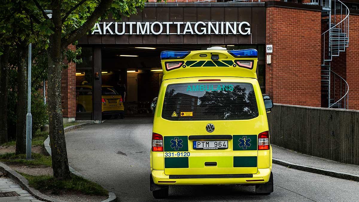 Ambulanspersonal liksom polis och brandkår angrips titt som tätt i samband med utryckning och regeringen har inte förstått allvaret i problematiken