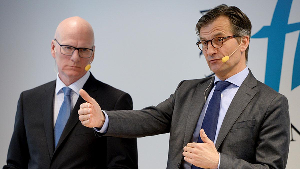 Finansinspektionens chefsjurist Per Håkansson och generaldirektör Erik Thedéen presenterar de nya amorteringskraven under en pressträff i Stockholm. Det var i april 2016. (Foto: TT)