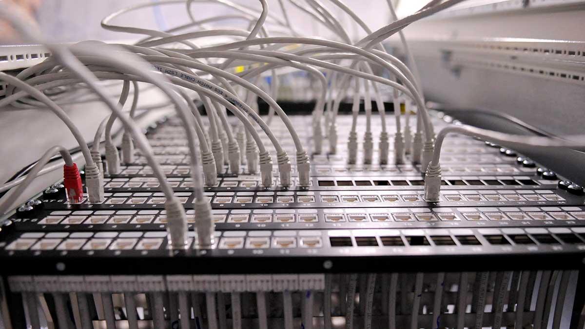 Affärsvärlden anser alltjämt att bredbandsoperatören Bahnhof är en köpvärd aktie. På bilden syns ett korskopplingsskåp med datakablar hos internetleverantören. (Foto: TT)