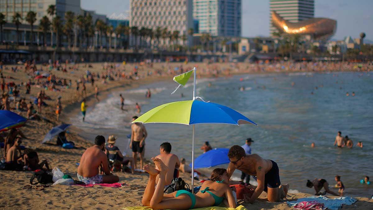 Turistinvasionen i Barcelona applåderas inte. Tvärt om är tillströmningen av turister förenad med många problem. (Foto: TT)