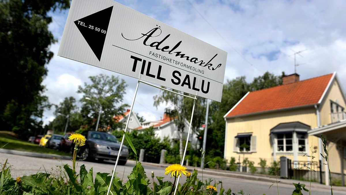 Priserna på bostadsrätter stod stilla i juli