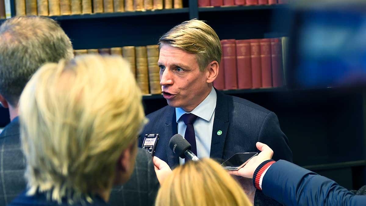 11.45 håller finansmarknadsminister Per Bolund (bilden) presskonferens om ett eventuell skärpt amorteringskrav. (Foto: TT)