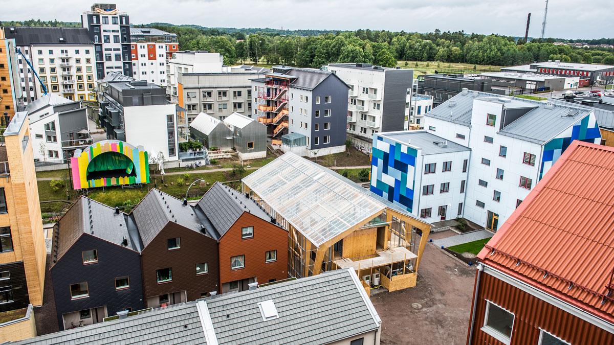 Snabbt stigande priser i kombination med extremt låga räntor gör att FI på nytt varnar för ett prisfall på bostadsmarknaden. Risken för det är till och med förhöjd
