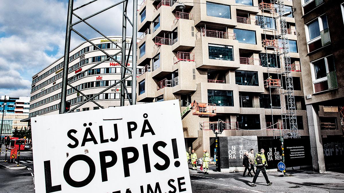 De börsnoterade bostadsutvecklarna kan börja tvingas redovisa skulder man dolt genom vinstavräkningar på planerade eller pågående projekt. (Foto: TT)