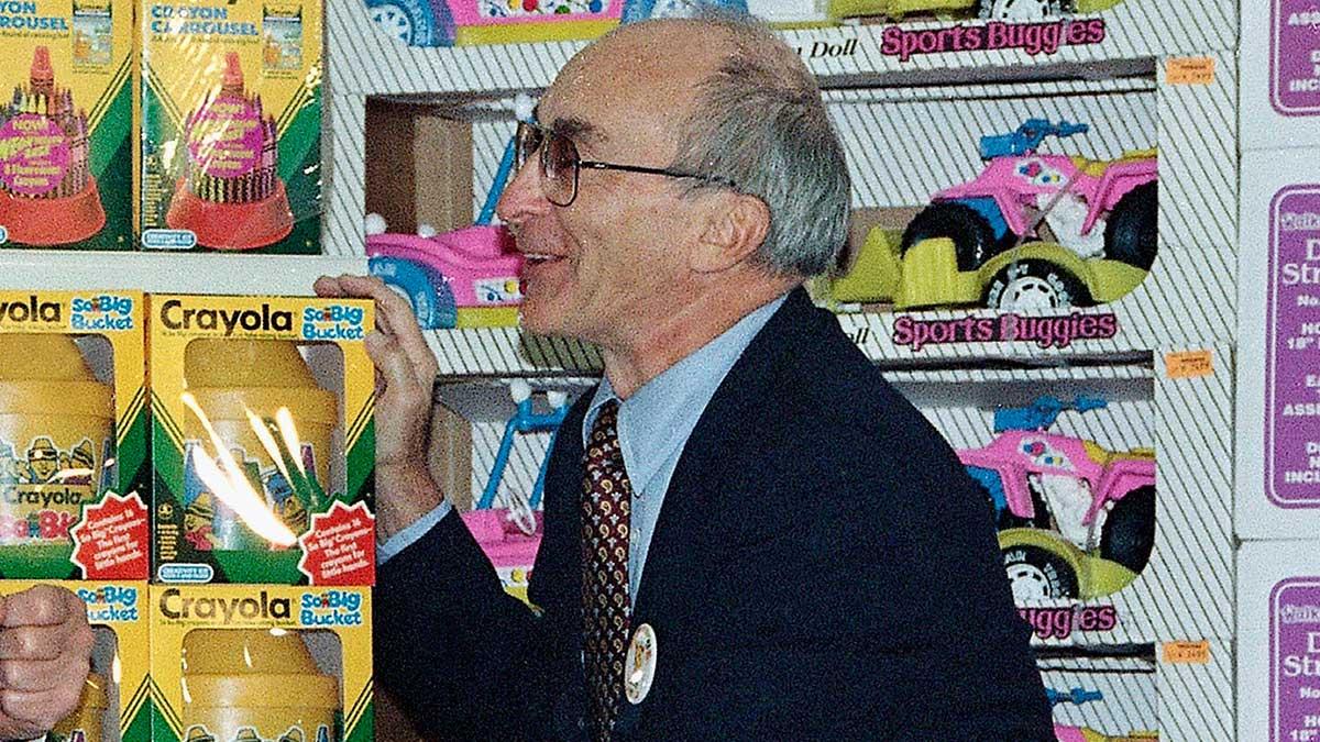 Toys R Us grundare Charles Lazarus har gått bort just som hans livsverk håller på att genomgå en likvidering i USA. Charles Lazarus dog vid åldern 94