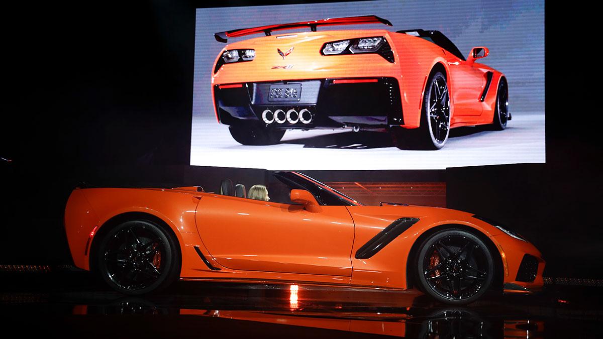 Chevrolet Corvette ZR1 har det mesta du kan önska om du gillar fart och fläkt - sportbilen är som framgår även en cabriolet. (Foto: TT)