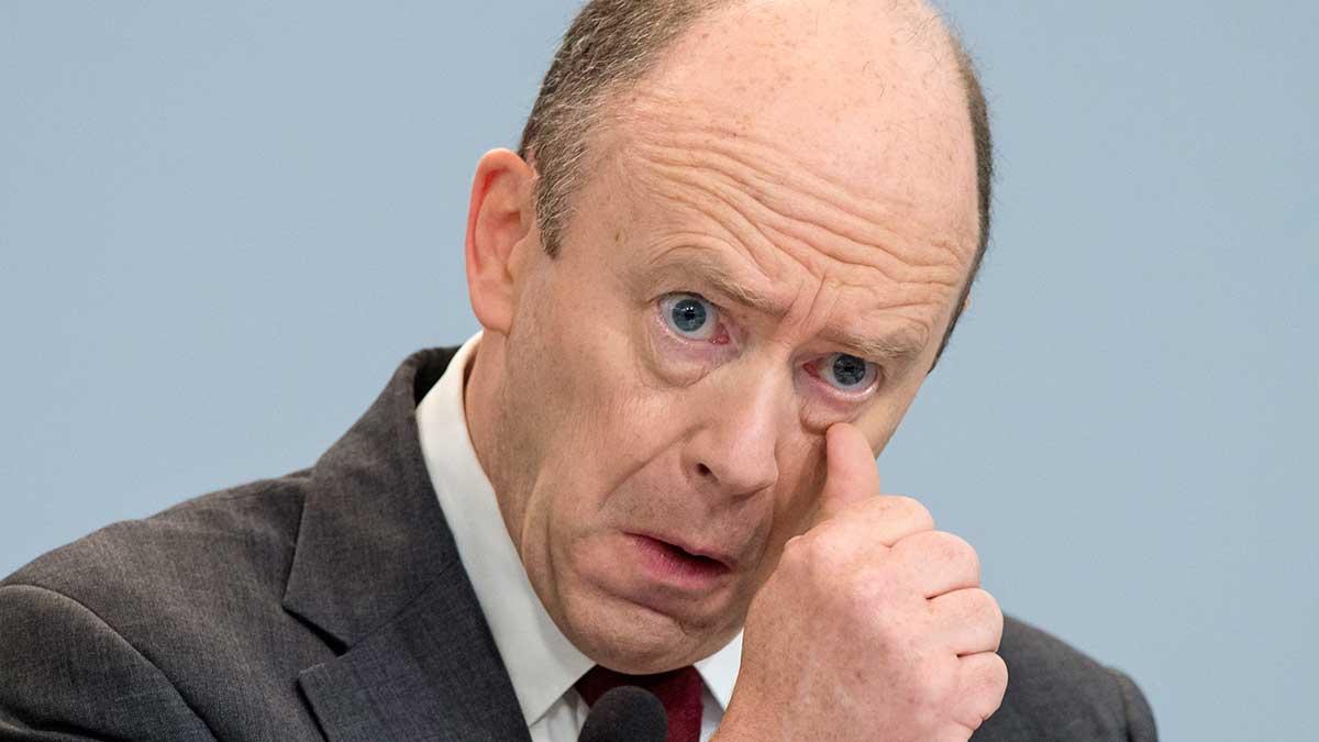 Deutsche Banks vd John Cryan vill se fler bankfusioner och anser att det finns utrymme att banta den egna personstyrkan rejält. (TT)