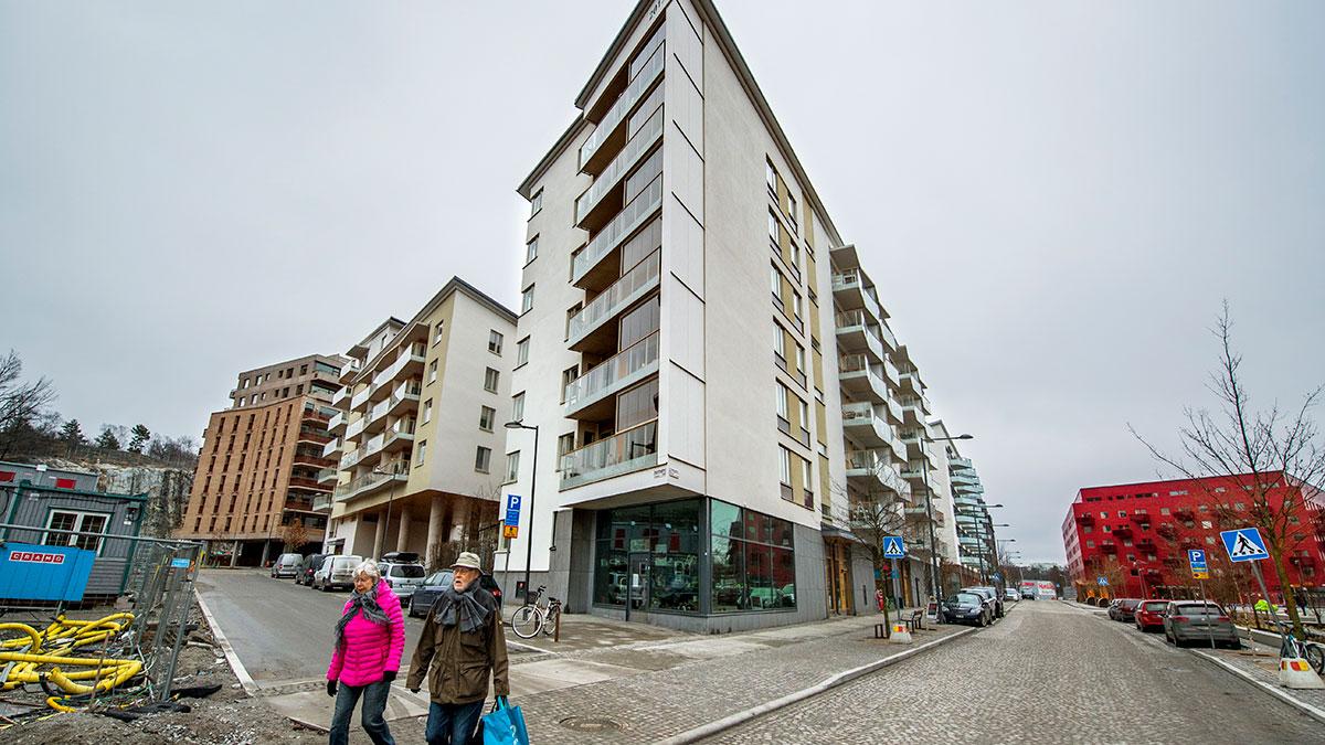 Tre av fyra bostadsägare tror på lägre bostadspriser, men endast en av sju uppger att det är en källa till oro, enligt ny rapport. (Foto: TT)