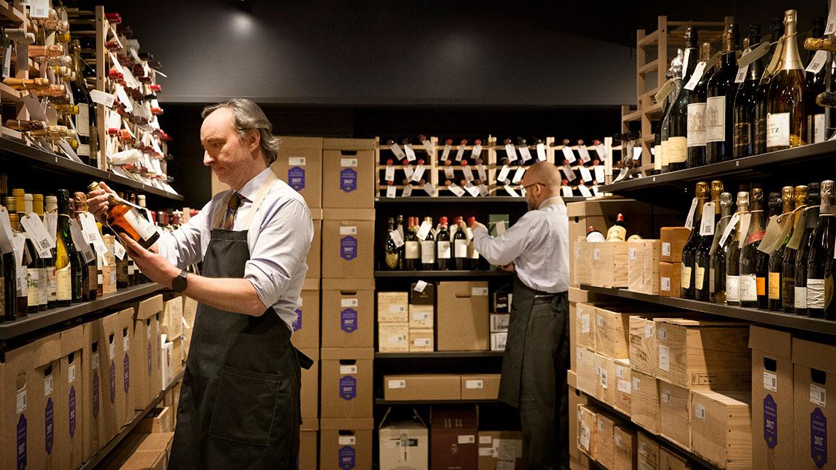 Rödvinet av årgång 1990 och producerat på en liten vingård i östra Frankrike gick under klubban för 121.000 kronor. Bilden är från Systembolagets dryckesauktion. (Foto: Systembolaget)