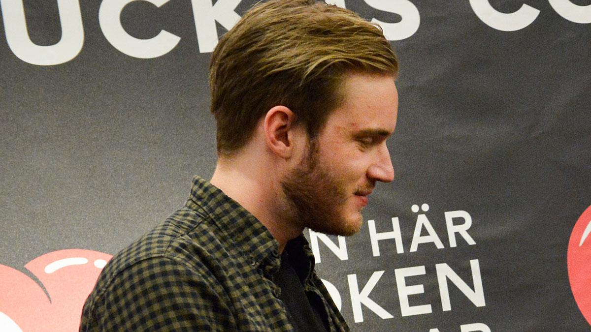 Svensken Felix "Pewdiepie" Kjellberg fick stöd av sina fans på nattens Super Bowl-gala. (Foto: TT)