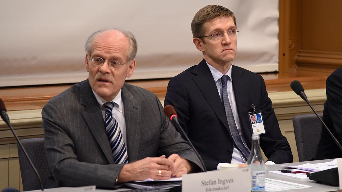 Vice riksbankschef Martin Flodén (t.h i bild), här tillsammans med riksbankschefen Stefan Ingves, har smittats av coronaviruset men uppger själv att han "mår väl". (Foto: TT)