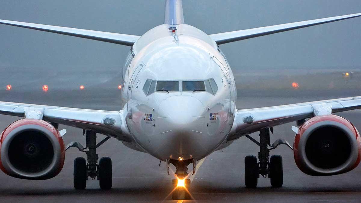 Piloten på planet som skulle lyfta från Malmö Airport var full och har nu stängts av under utredningen. Flygplanet på bilden är ett annat. (TT)