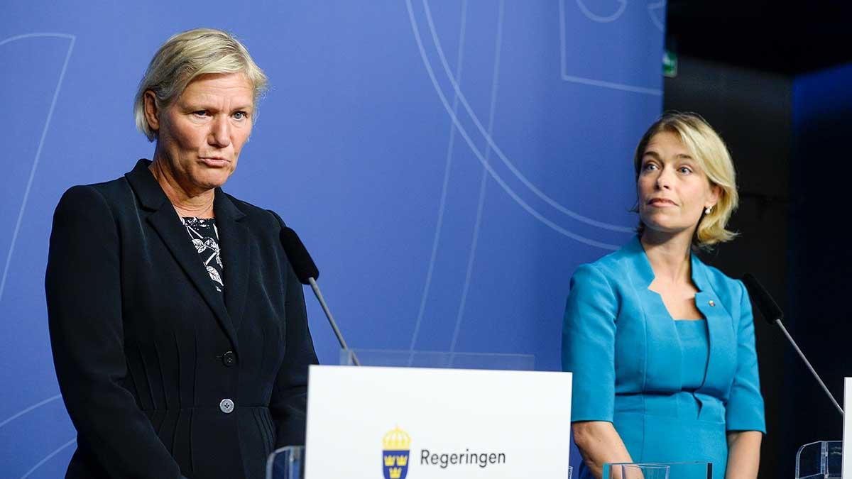 Socialminister Annika Strandhäll (t.h i bild) ska enligt DN ha erbjudit Ann-Marie Begler (t.v) en tjänst som generaldirektör på Pensionsmyndigheten innan hon tog beslut om att peta henne som GD för Försäkringskassan. (Foto: TT)