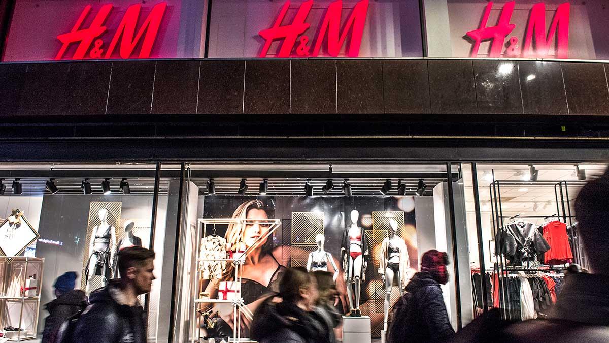 H&M-aktien dyker på börsen efter rapporten. (Foto: TT)