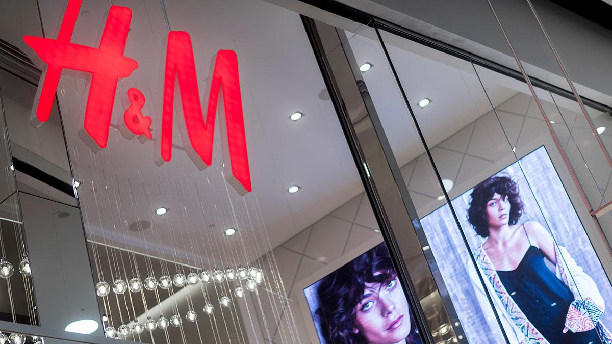 I artikeln får du svar på varför H&M-aktien i dag faller tungt. (Foto: TT)