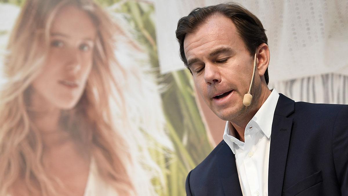 H&M med vd:n Karl-Johan Persson har anledning att se sammanbiten ut efter morgonens rapportbesvikelse. (Foto: TT)