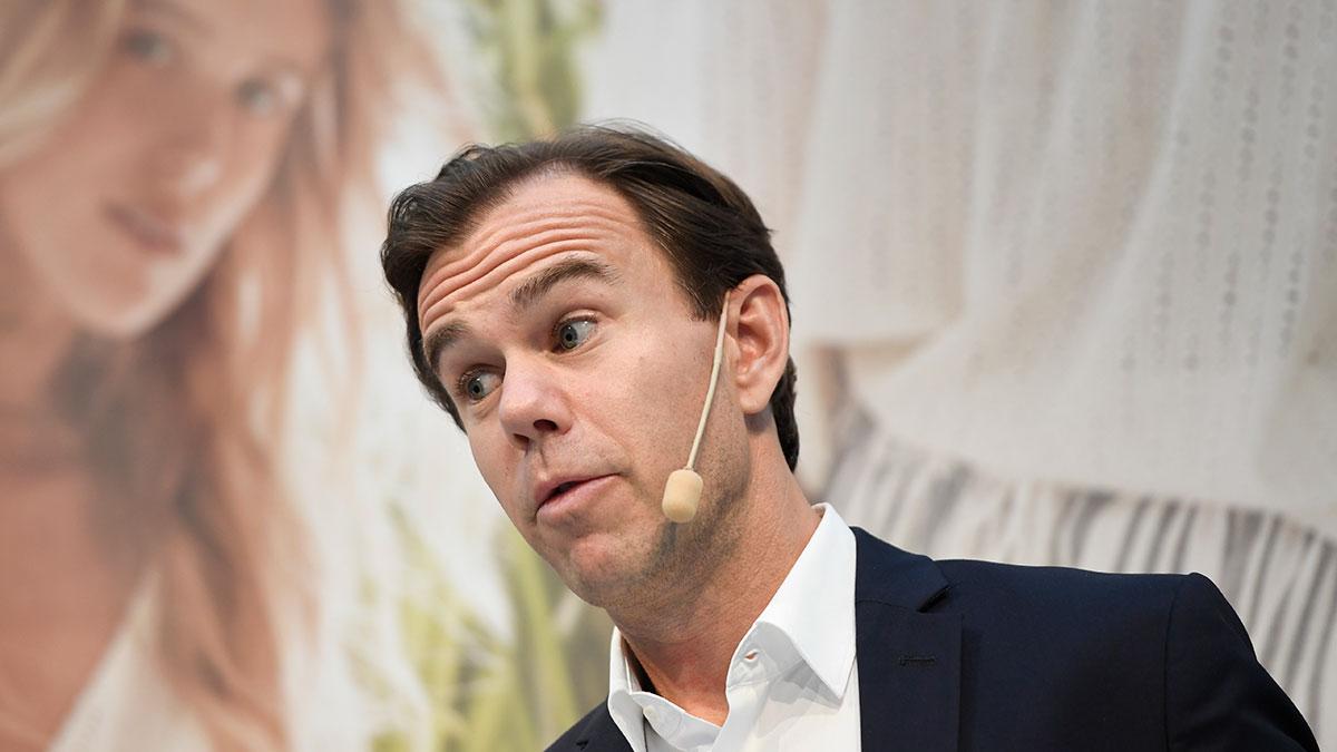 Trots att H&M-aktien är i fritt fall - och trots aktieägarnas stora missnöje - tror experterna att Karl-Johan Persson blir kvar som vd. (Foto: TT / montage)