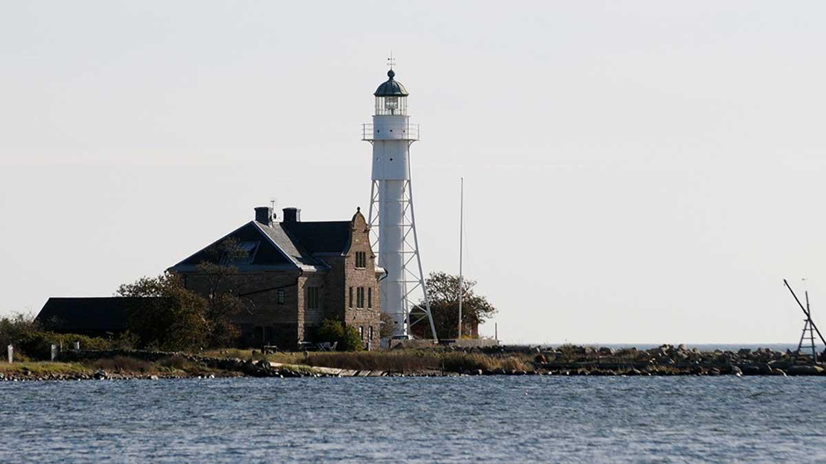 Högby fyr på Öland är nu såld inom släkten till ett rekordpris i år för en bostad på Öland. (Wikimedia Commons)