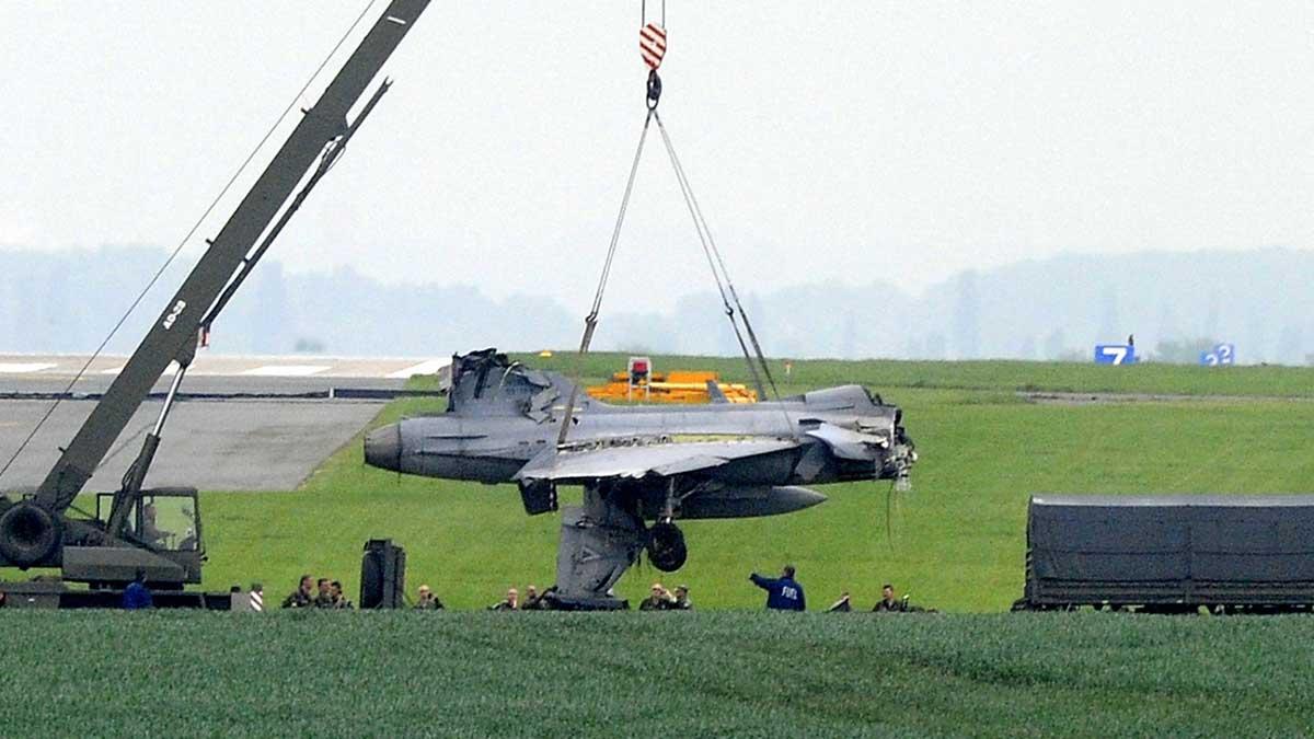 På bilden bärgas ett Jas 39 Gripen-plan