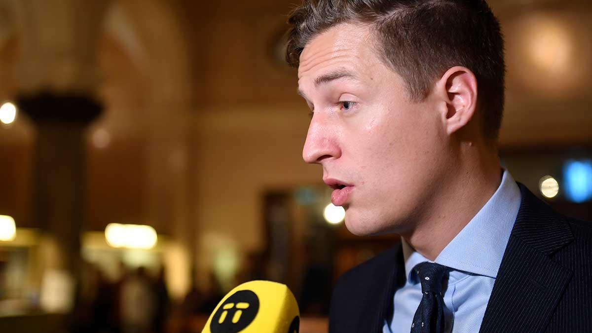 Vi är många som fått mer än nog av rapporter om misstänkt penningtvätt i storbankerna”, skriver Centerpartiets ekonomisk-politiska talesperson Emil Källström på Twitter, enligt TT. (Foto: TT)