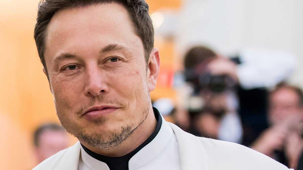 Tesla-aktien rusade på Mercedes Benz besked att lanseringen av biljättens elbil skjuts upp. På bilden syns Teslas vd och skapare, Elon Musk. (Foto: TT)