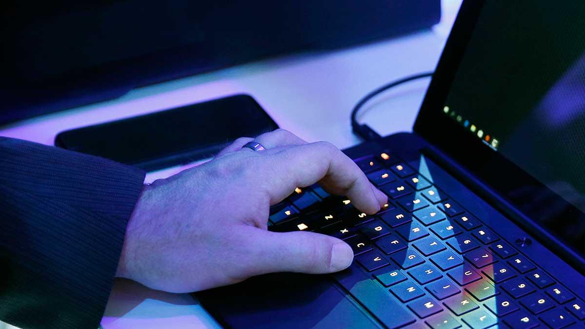 Mannen i artikeln gjorde misstaget att klicka på en länk i en FB-annons på nätet. (TT)