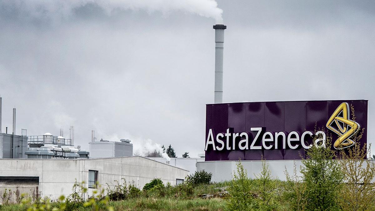 Larmet på Astra Zeneca i Södertälje ledde till ett stort pådrag från räddningstjänsten - och personalen fick evakueras. (Foto: TT)