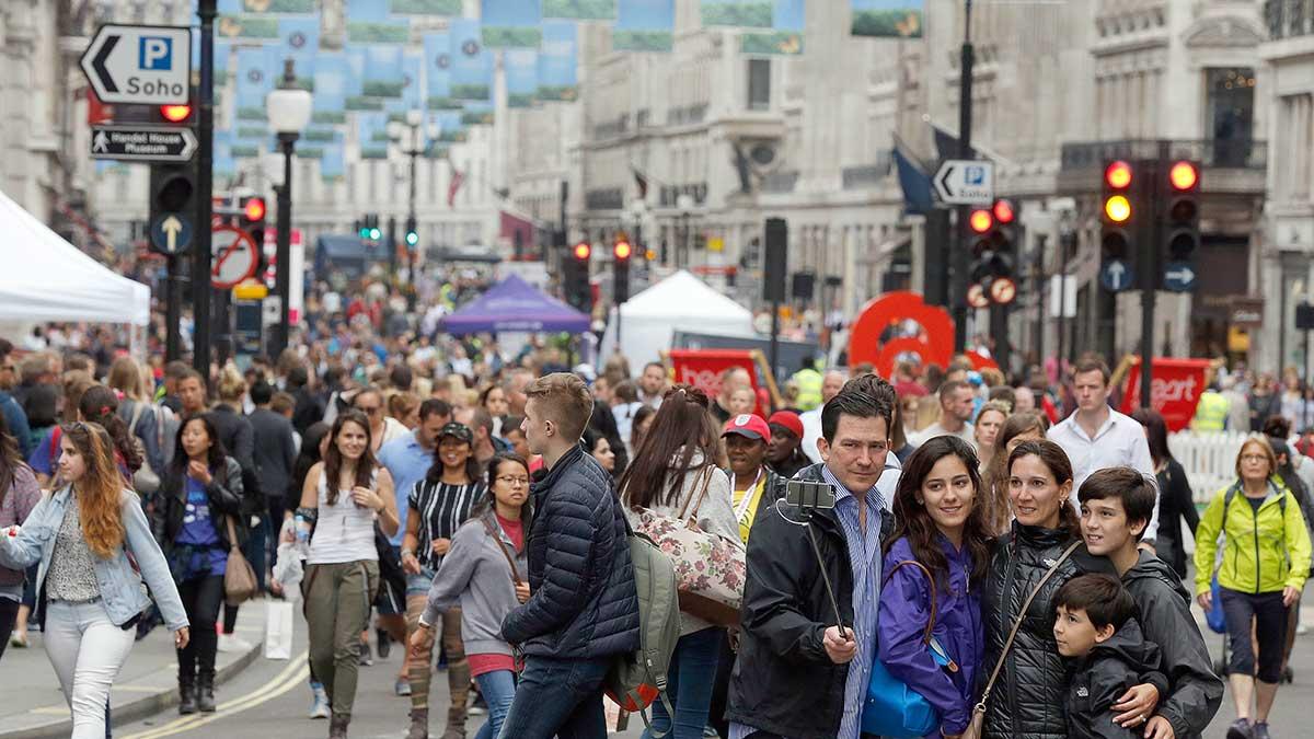 London är den perfekta staden för dig som vill köpa julklappar billigt. Orsaken är pundraset efter Brexit i somras. (Foto: TT)