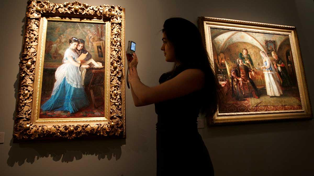 Konstverk av Konstantin Makovsky (vänster i bild) har tidigare gott för 7-8 miljoner kronor