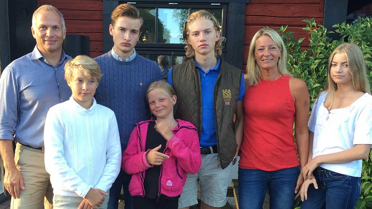 Dagens PS krönikör Malin Dohlwitz-Strindlund (tvåa från höger i bild) och hennes familj. (Foto: Privat)