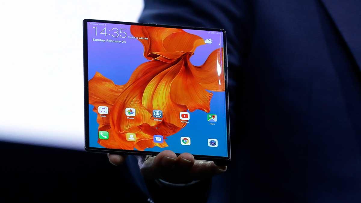 Huawei visar upp vikbara Mate X under mobilmässan i Barcelona. (Foto: TT)
