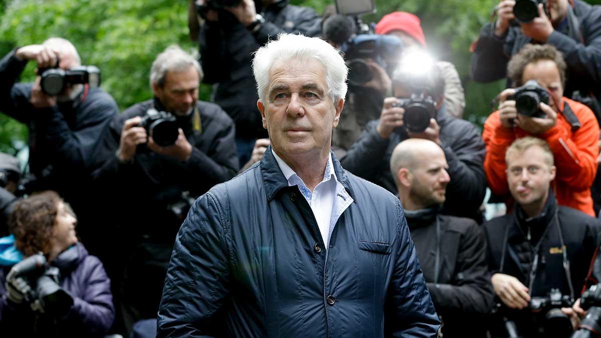 Branschnestorn Max Clifford fördes till sjukhus i ambulans från sin cell efter hjärtstopp i fredags. (Foto: TT)