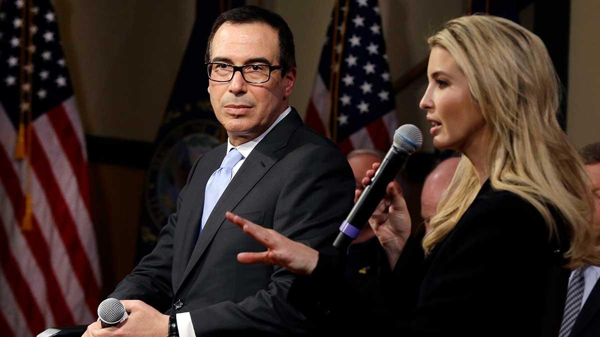 Den amerikanska finansministern Steven Mnuchin (vänster) uppgav i helgen att de fortsätter att föra diskussioner med sina kinesiska motsvarigheter. (Foto: TT)