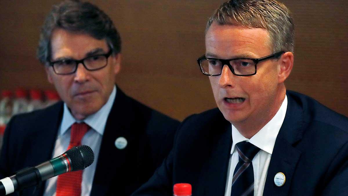 Norges olje- och energiminister Terje Søviknes (till höger i bild) är en av de två minister som nu är i färd med att lämna regeringen