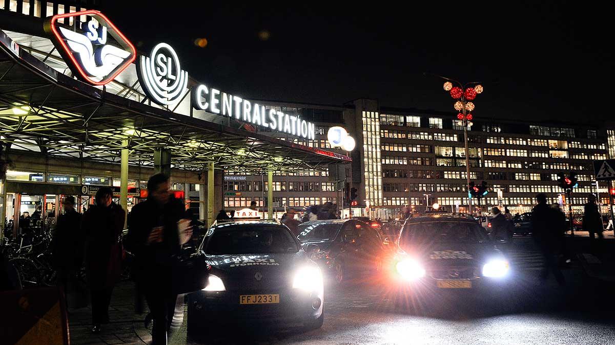 Taxiförbundet anser att ålderskravet på taxiförare bör sänkas på stört. (Foto: TT)