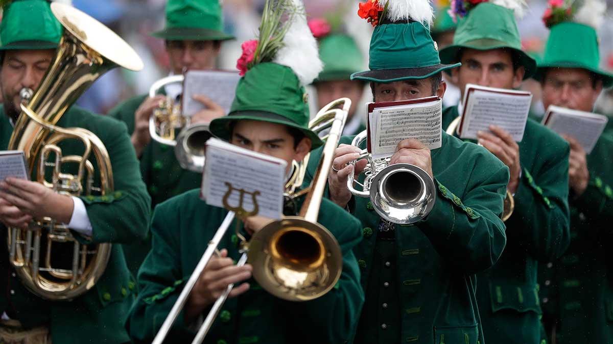 Oktoberfest har precis startat i München i sydtyska Bayern med massor av musik...och öl. (TT)