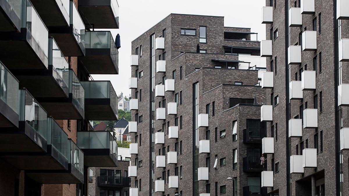 Priserna gick ner med 1 procent på bostadsrätter och villor i november efter att ha legat stilla månaden innan. (Foto: TT)
