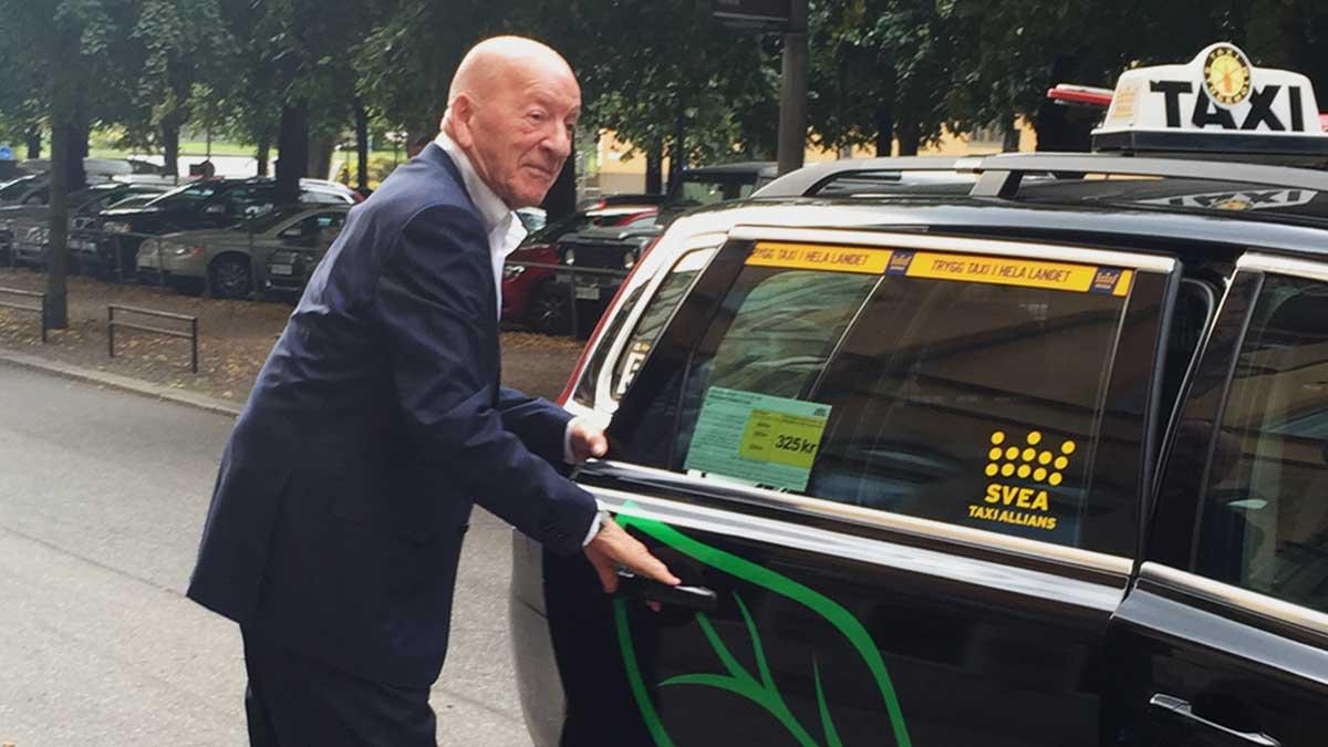 PG Gyllenhammar morrar i mötet med Dagens PS över containern på Narvavägen i Stockholm. Volvos mångåriga vd under storhetstiden retar sig på att taxin som han beställt inte kan köra fram till porten. (Ola Söderlund)
