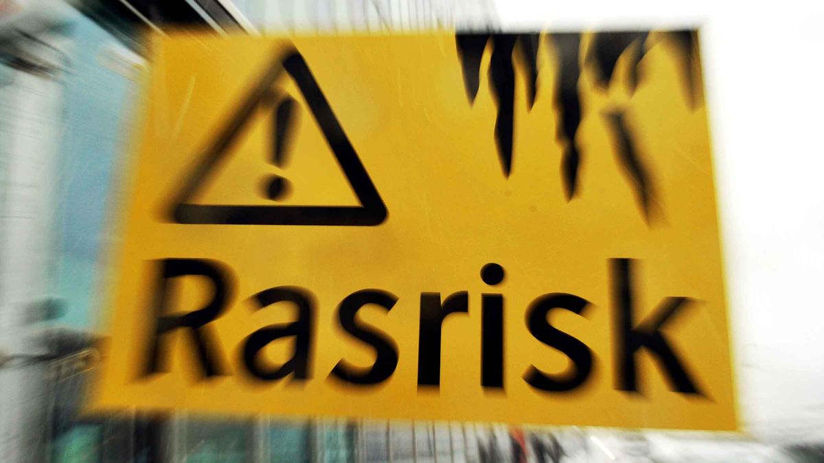 Sverige pekas i en ny rapport ut som en av de länder där risken är störst för en bostadskrasch. (Foto: TT / montage)