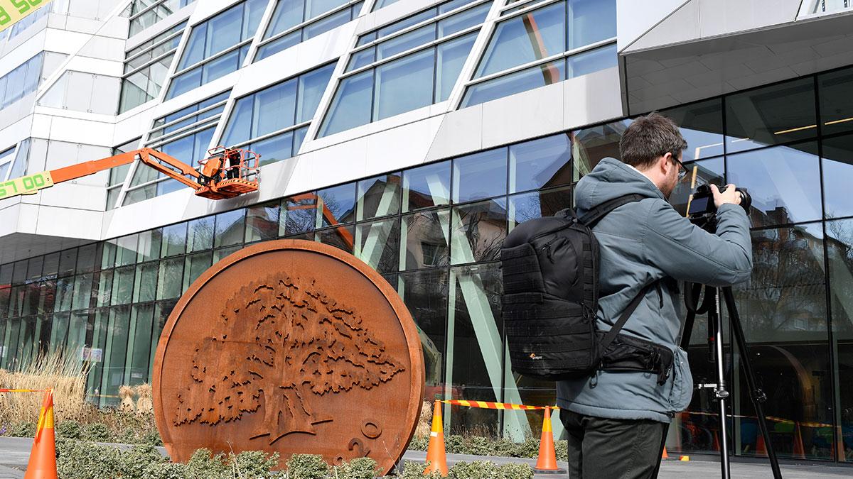 En razzia pågår just nu mot Swedbanks huvudkontor i Sundbyberg. (Foto: TT)