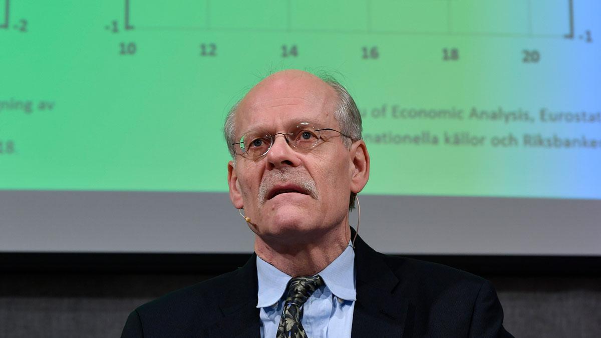 Riksbanken med riksbankschefen Stefan Ingves (bilden) varnas av professorn i nationalekonomi för att höja reporäntan. (Foto: TT)