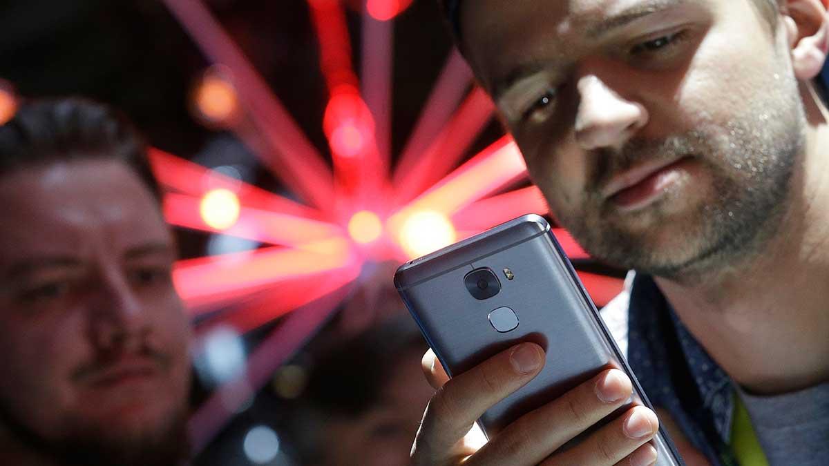 Samsungs mobilförsäljning går starkt trots bränderna med stoppade Galaxy Note 7. (TT)