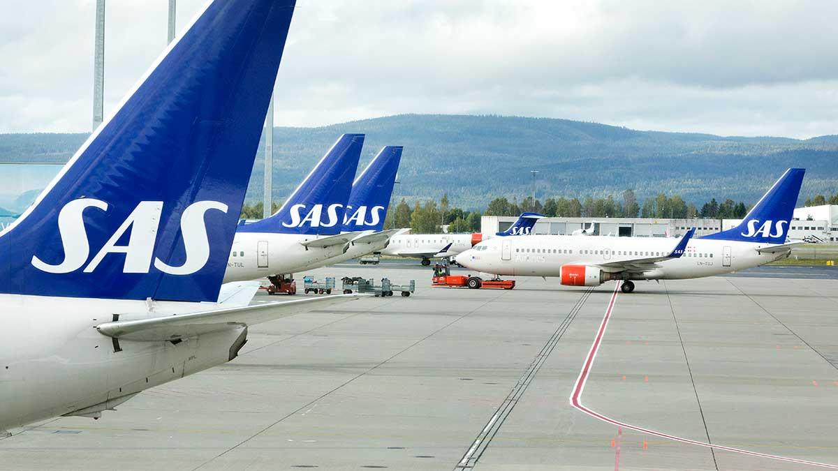 Nu går personal på SAS in och jobbar frivilligt - mot övertidsersättning - för att lösa flygbolagets kaos med inställda flyg och förseningar. (Foto: TT)