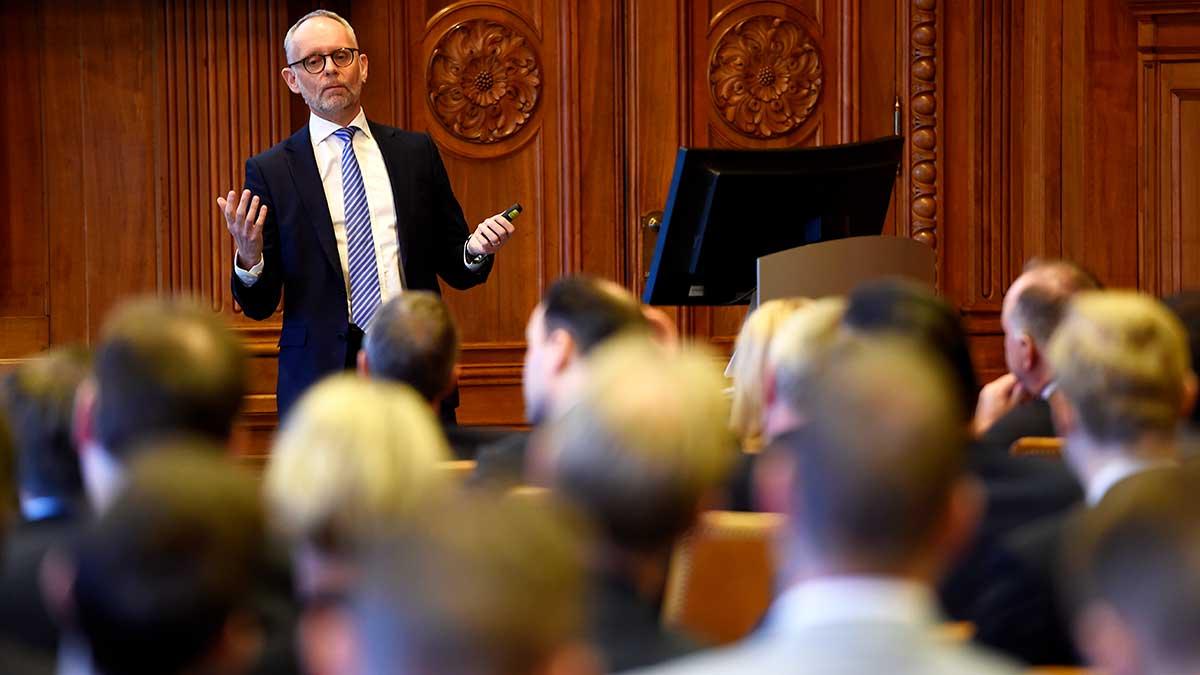 Det mullrar internt bland personalen på Handelsbanken efter en svag utveckling av konvertibellånet och personalstiften Oktogonen. Roten till det onda är bankens aktie. På podiet på bilden syns SHB:s vd Anders Bouvin. (Foto: TT)