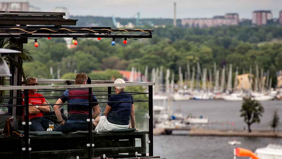 Gäster i baren på takterassen på Scandic Sjöfartshotellet. (Foto: TT)